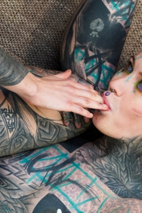 Сильно татуированные лесбиянки Анускатц и Сеси Милкимузз засовывают кулаки в жопы 2