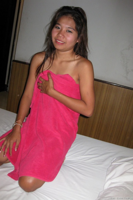 Миниатюрная тайская девушка моет свою бритую киску после секса без седла с туристом 5