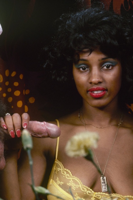 Симпатичная чернокожая девушка брызжет спермой на свое лицо после секса ММФ с белыми мужчинами 4