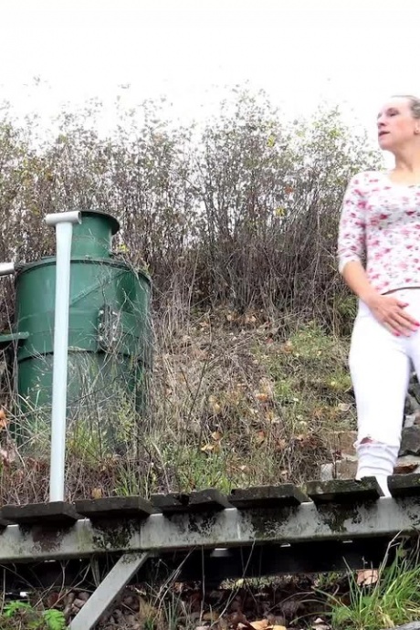 Зрелая Бьянка стягивает свои белые штаны, чтобы пописать на улице 2