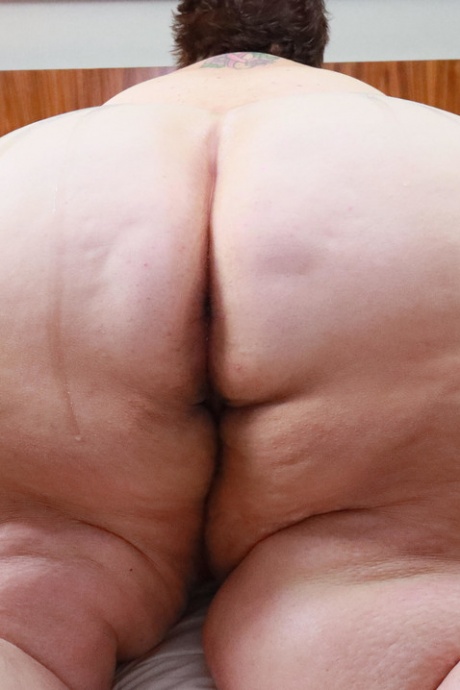 Тучная пожилая женщина мисс Дерзкая Чистюля выставляет свою массивную задницу на всеобщее обозрение 7