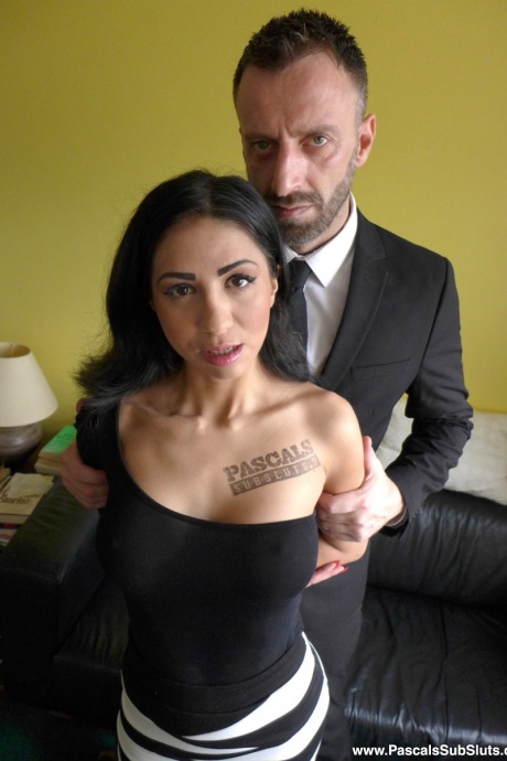 Любительница Джулия Делусия в очках растягивает обнаженную киску и показывает упругие сиськи 12