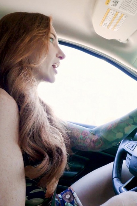 Рыжеволосая с татуировками София Лок завершает секс от первого лица спермой на лице 1