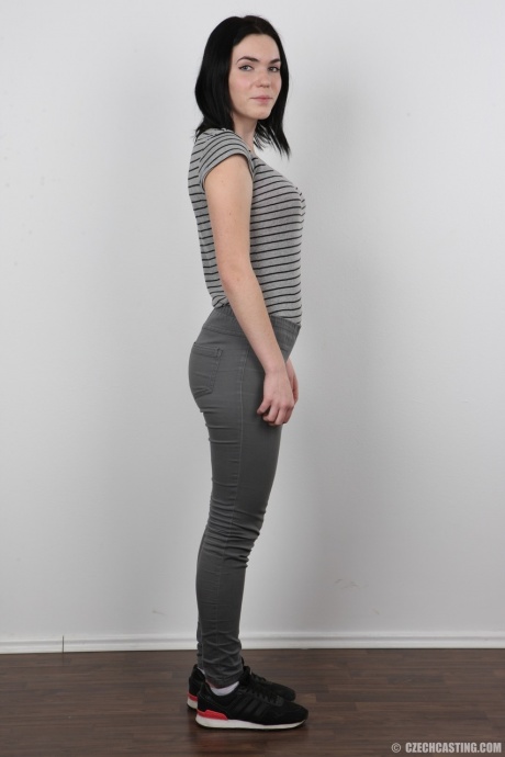 У любительницы Петры упругие сиськи и огромные соски, сфотографированные для кастинга 3