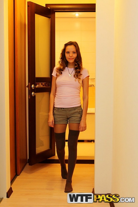 Молодая любительница Катя показывает свои ягодицы в домашней сольной съемке 14