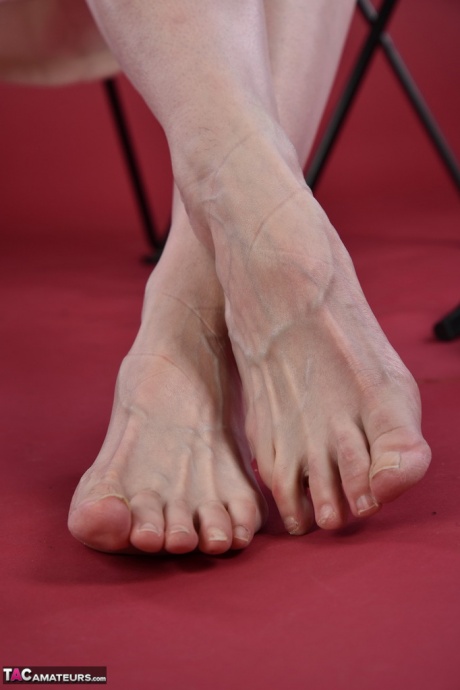 Горячая мамаша-любительская модель освобождает свои ноги от каблуков, прежде чем расстегнуть халат 9