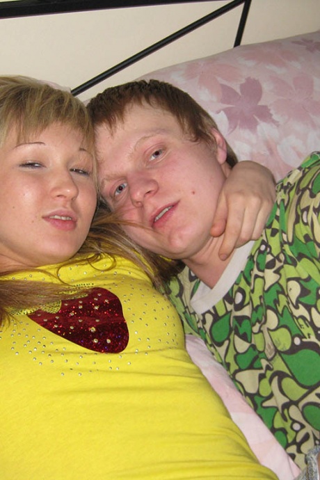 Симпатичная блондинка и ее парень делают селфи, трахаясь на кровати 2