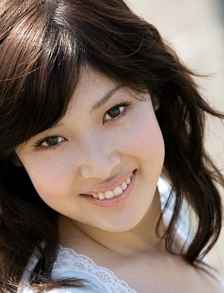 Молодая японская девушка Саки Кото обнажает свои сиськи и попку на пляже 2