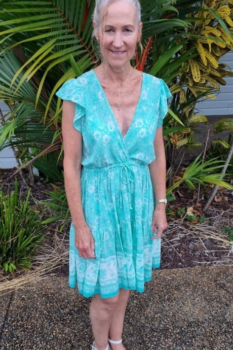 Старая блондинка Жаклин полностью раздевается в своей спальне 1