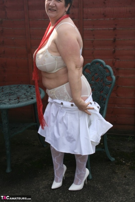 Зрелая жирная кудрявая Кэрол раздевается до нижнего белья и сексуальных нейлоновых чулок во дворе 12