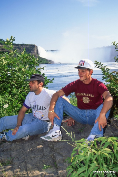 Возбужденная цыпочка Пэм Ли получает двойной трах в кустах возле Ниагарского водопада 2