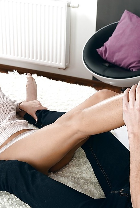 Симпатичная брюнетка Паула Шай облизывает свои восхитительные киски 4