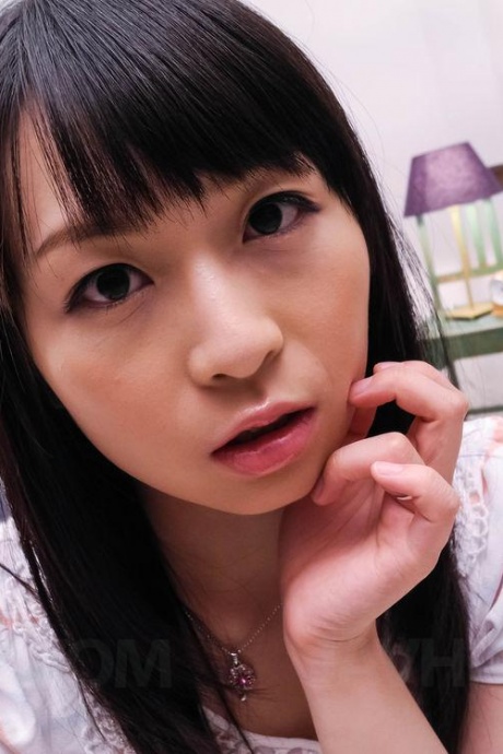 Миниатюрная японская девушка Нозоми Хазуки истекает спермой из своего куста после траха 16