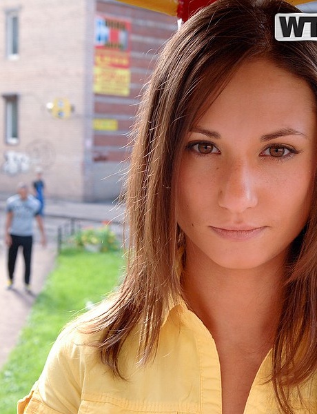 Белая шлюха получает сперму на лицо после двойного траха в групповухе 1