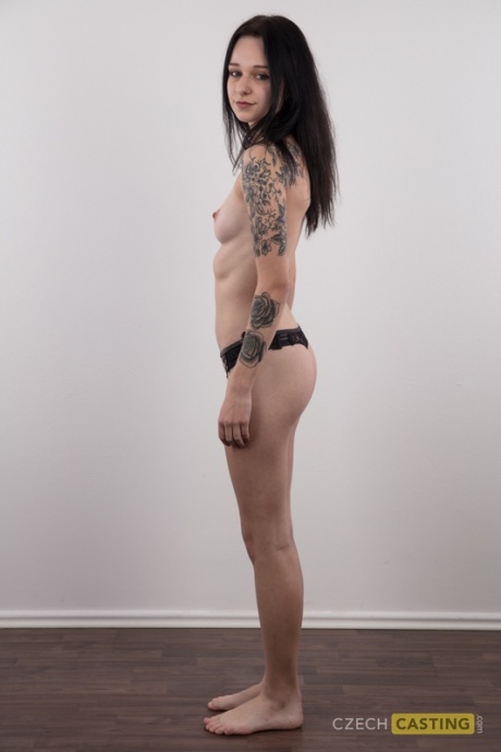 Темноволосая любительница Сона сбрасывает всю черную одежду, чтобы полностью раздеться 9