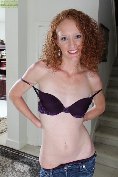 Зрелая цыпочка Анде показывает свое худенькое тело и стройные длинные ноги 5