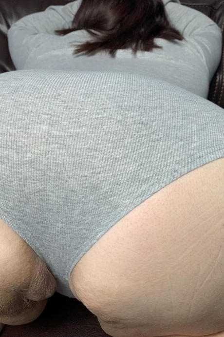 Тучная любительская сексуальная молодая толстушки показывает свою большую задницу после того, как раздвинула свою киску 10