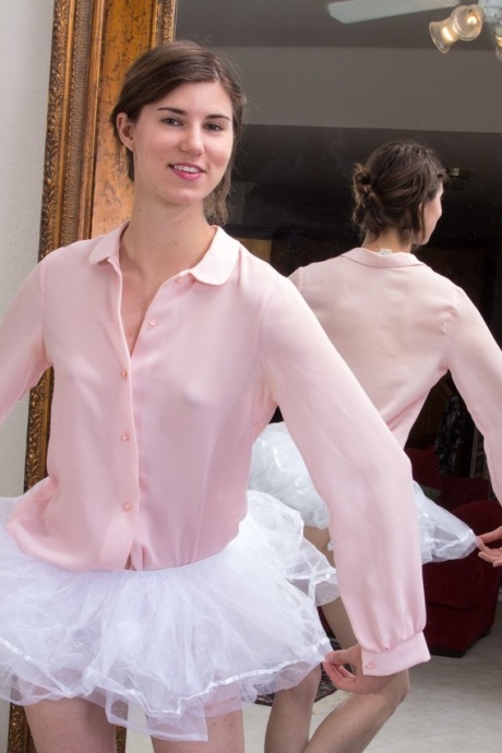 Стройная балерина Киеко с крошечными сиськами демонстрирует свою очень волосатую киску 2