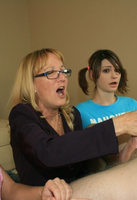 Зрелая блондинка в очках учит своих друзей-подростков, как гладить большой член 11