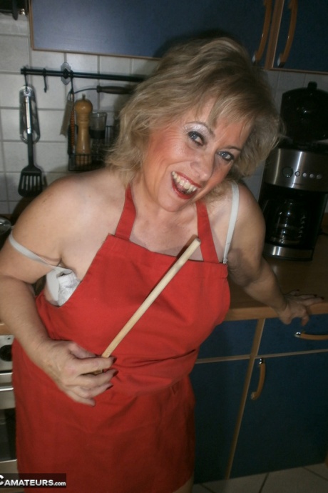 Распутная домохозяйка-любительница Каро не смогла удержаться от мастурбации на кухне 7