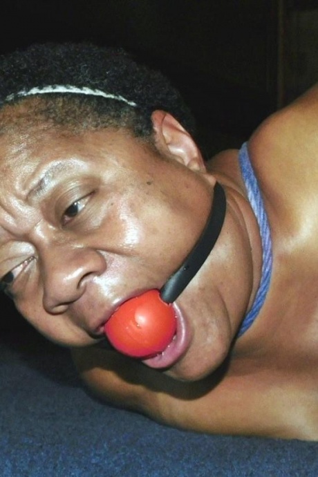 Полная негритянка Трикси борется с кляпом во рту, пока ее связывают 15