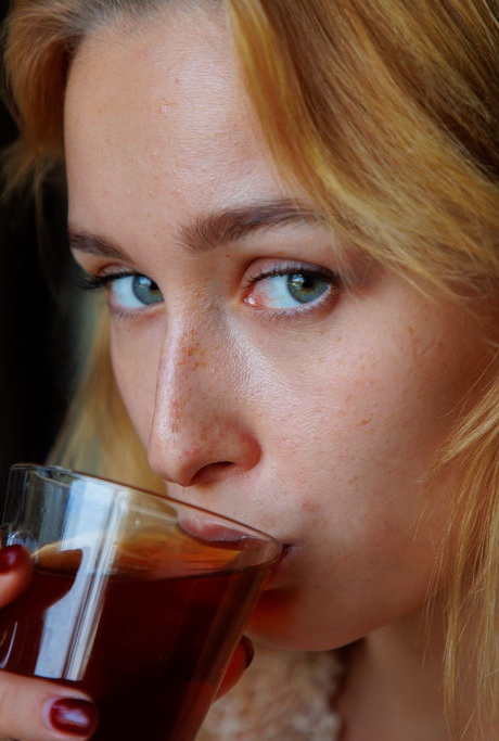 Молодая красотка Келли Коллинз показывает свои маленькие сиськи и киску на посадочной полосе 5