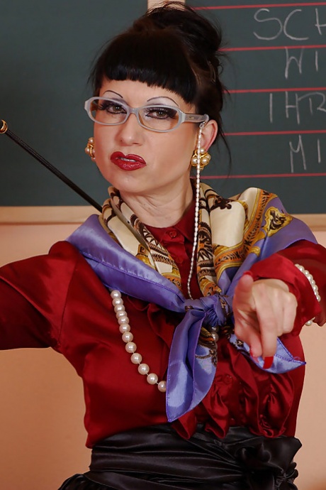 Похотливая зрелая учительница в очках обнажает свои сиськи и попку перед парнем 6