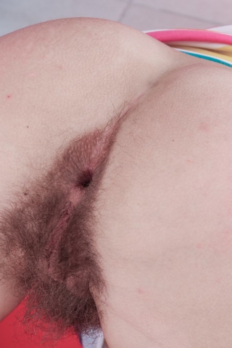 Соблазнительная брюнетка-модель Promesita показывает свой волосатый кустик и попку 8