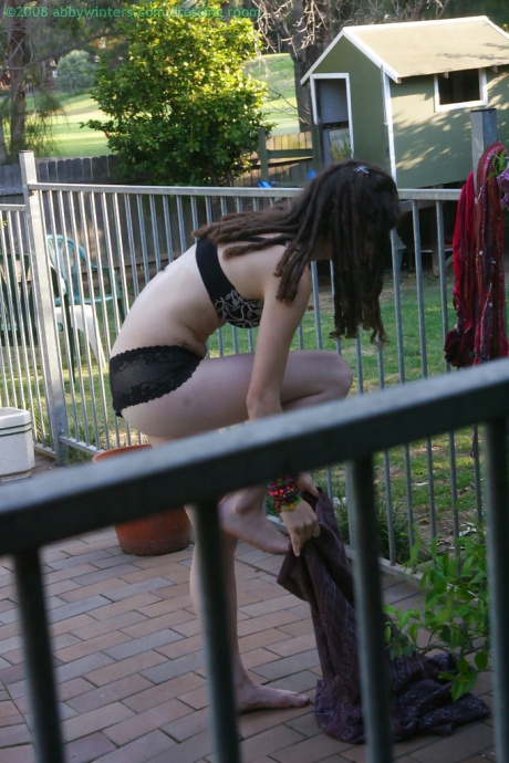 Возбужденная брюнетка любительница Элис одевается после мастурбации 8