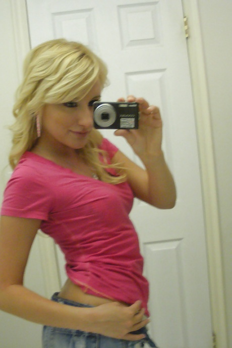 Подборка снимков, на которых блондинка Мэллори Рэй Мерфи делает селфи обнаженной 2