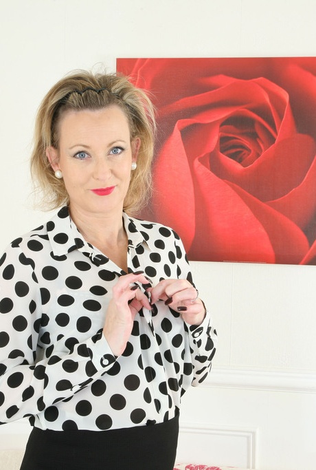 Элегантная мамочка Бетси Блю раздевается, чтобы подрочить свою киску и получить оргазм 1