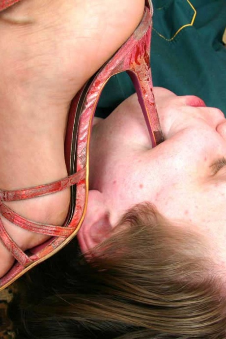 Симпатичная девушка курит, пока мужчина-сабмиссив поклоняется ее ногам 4