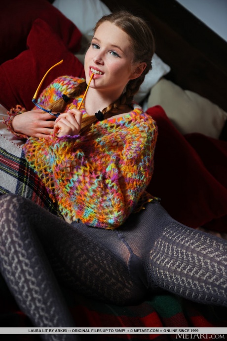 Молодая девушка Лора Лит раздевается догола, ее волосы заплетены в косички 2