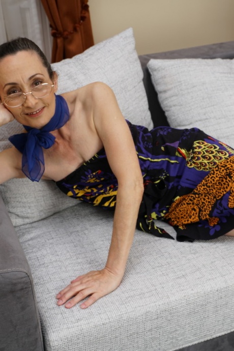 Возбужденная старая бабуля обнажает свое стройное тело для горячего траха по-собачьи 3