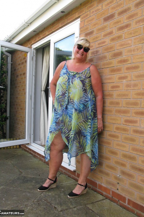 Толстая зрелая женщина Крисси Ук сосет член после своего дебюта обнаженной во дворе 1