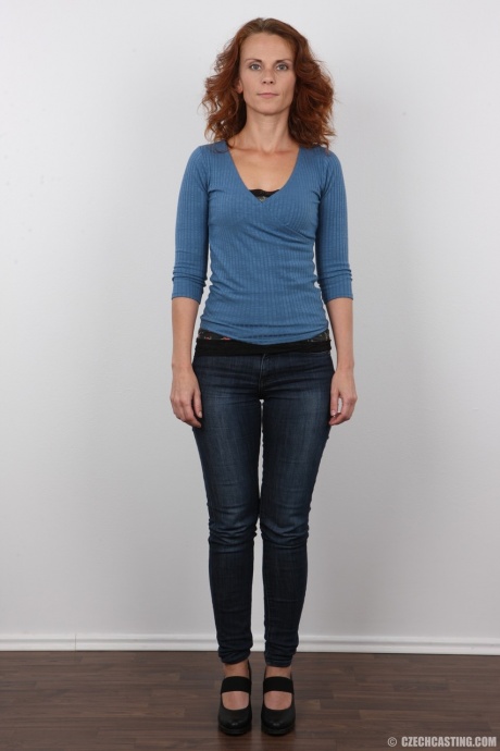 Рыжеволосая любительница Павла позирует в синих джинсах, прежде чем снять с себя всю одежду 2