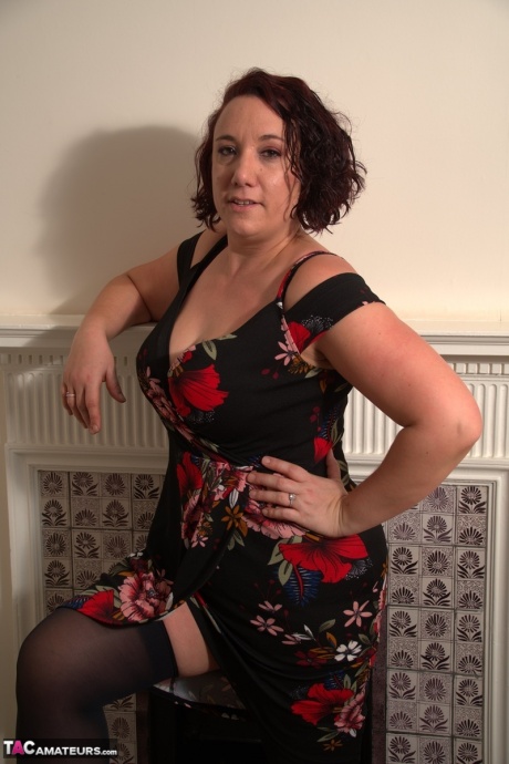 Зрелая леди сбрасывает свое платье, чтобы позировать в нижнем белье и нейлоновых чулках 2