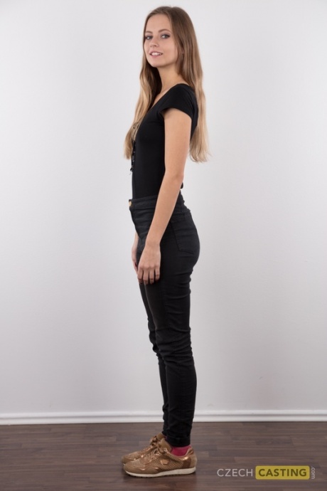 Высокая девушка Элиска стоит совершенно обнаженной, дебютируя в качестве модели обнаженной натуры 4
