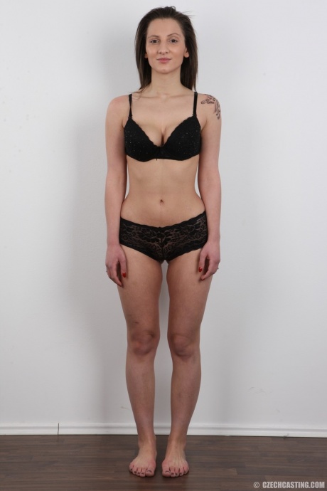 Любительница Никола снимает свой черный лифчик, чтобы показать свои отвисшие сиськи крупным планом 7