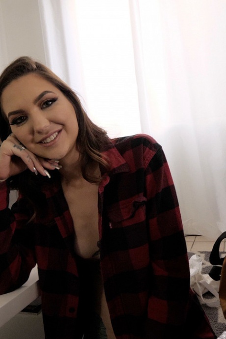 Татуированная девушка Рокки Эмерсон занимается сексом от первого лица с длинным членом 1