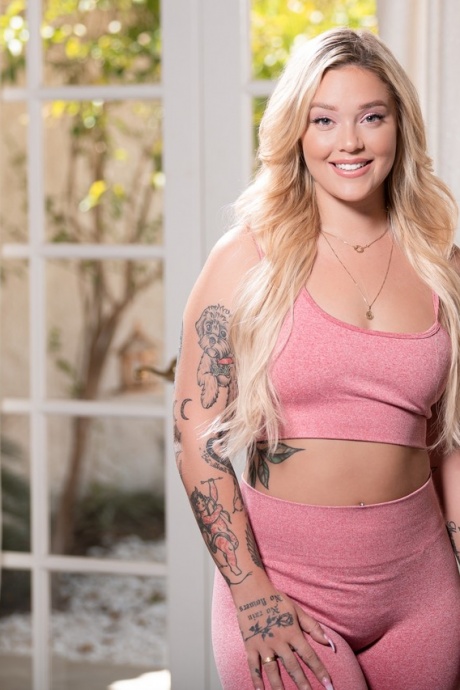 Три толстозадые женщины занимаются йогой в своей тренировочной одежде 1