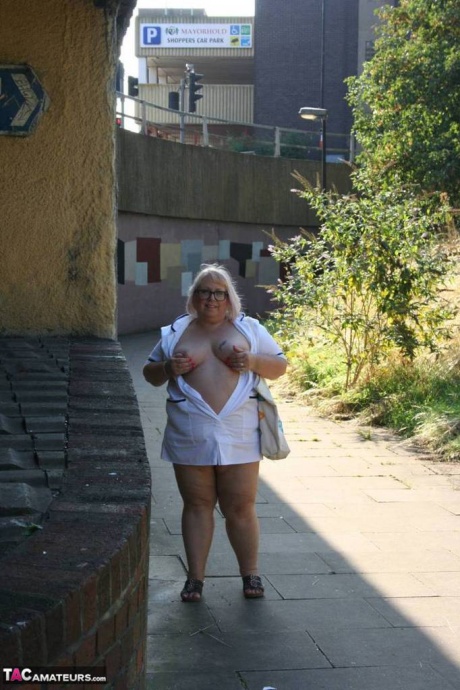 Толстая пожилая медсестра Лекси Каммингс обнажает себя, прогуливаясь по тротуару 6