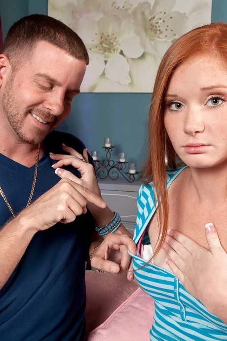 18-летняя рыжеволосая Алекс Таннер скачет верхом на своем сводном брате после того, как он раздевает ее 5