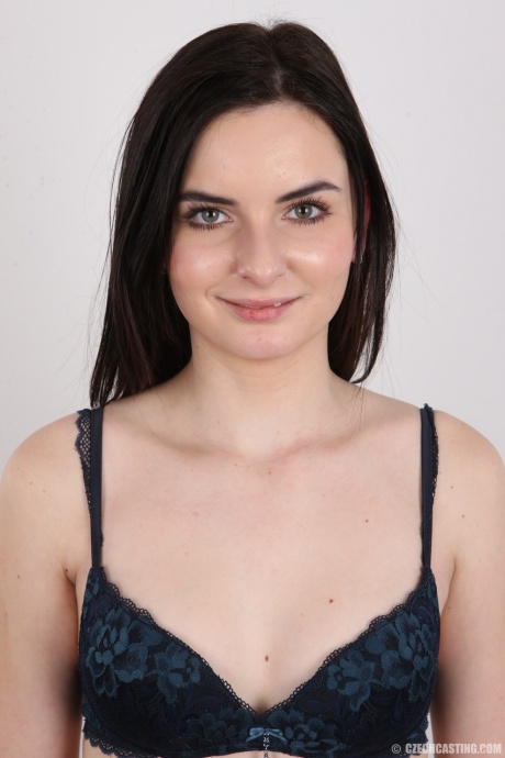 Брюнетка-любительница оживляет свою скучную жизнь, позируя в костюме для дня рождения 6