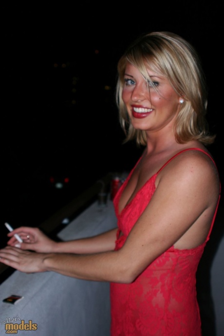 Голая блондинка с упругими сиськами переодевается в нижнее белье, чтобы покурить на балконе 9