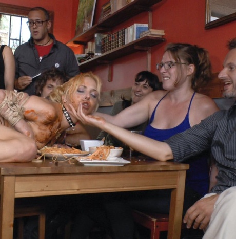 Миниатюрную блондинку выставляют обнаженной напоказ по улицам города перед унизительными сексуальными актами 12