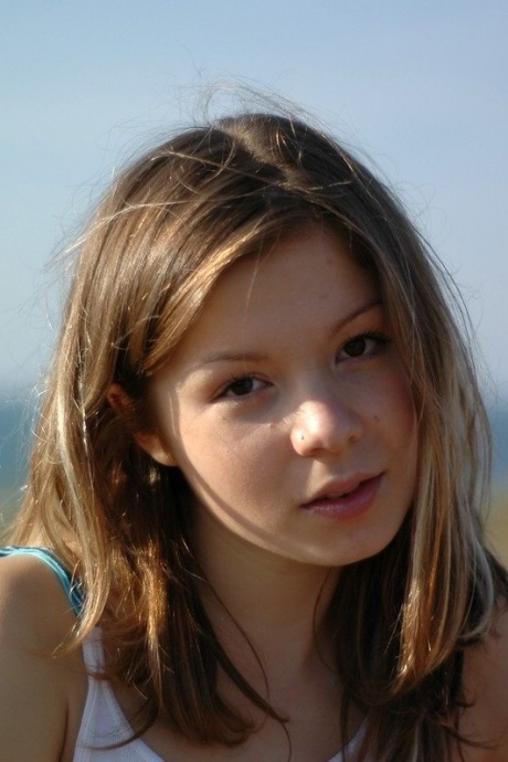 Очаровательная молодая девушка показывает свое нижнее белье после того, как обнажила свои маленькие сиськи 2