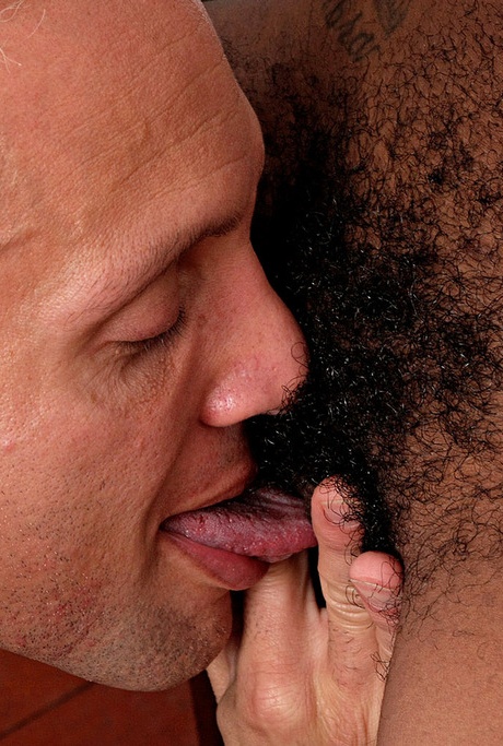 Негритянка любительница Джордан Любовник предлагает свою волосатую киску языку и члену 6