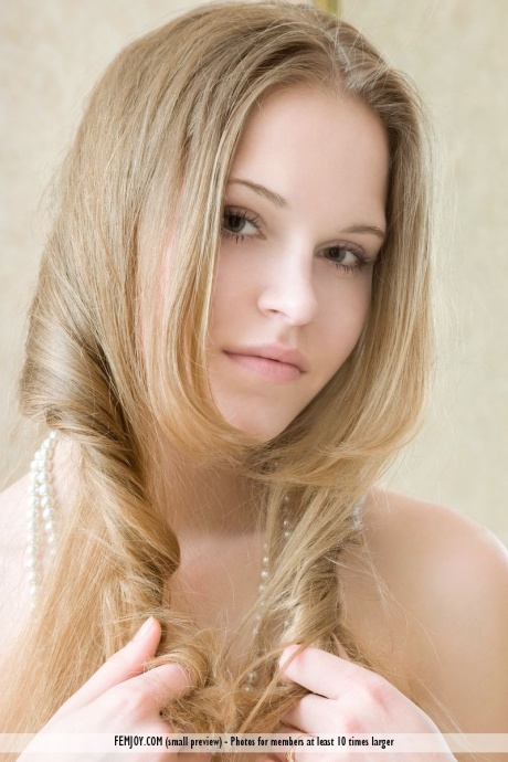 Бледная красотка Мелена Ди в белых чулках выставляет напоказ свою сладкую попку и крошечные сиськи 16