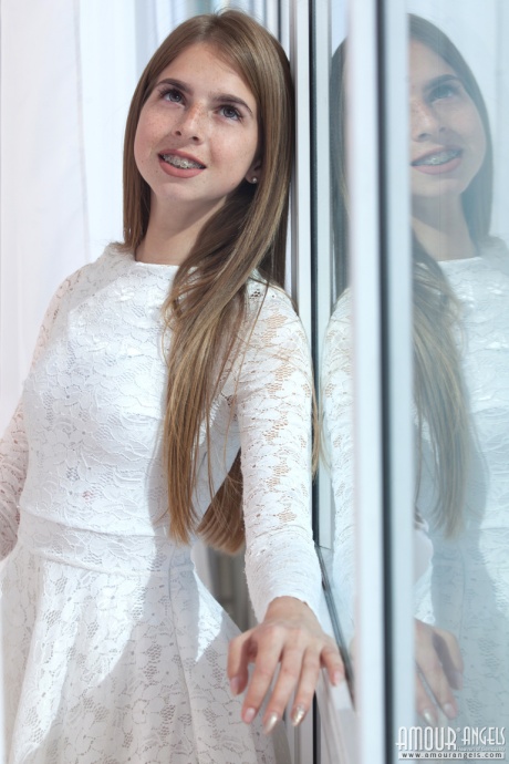 Молодо выглядящая девушка Рина снимает свое красивое платье, чтобы позировать полностью обнаженной 4